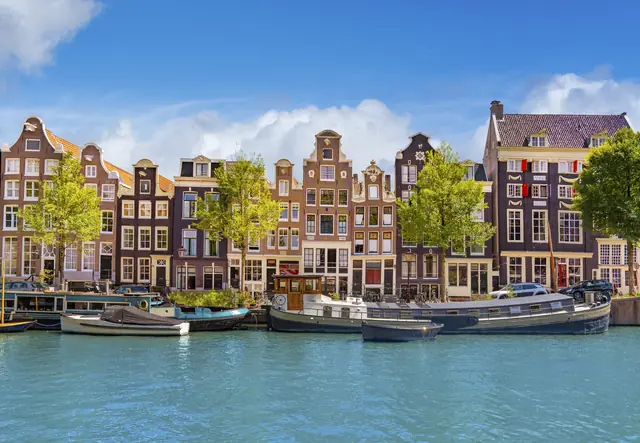 Casas de canal con frontones y casas flotantes en Ámsterdam