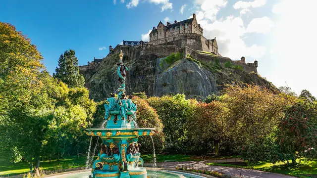 El castillo de Edimburgo sobre los jardines de Princes Street