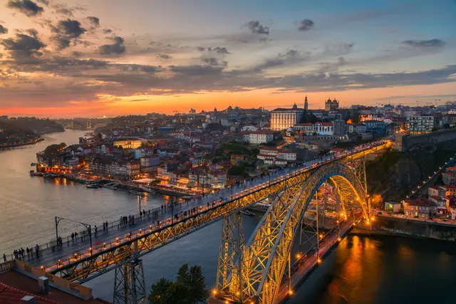 El puente Dom Luís I y el barrio de la Ribeira de Oporto al atardecer