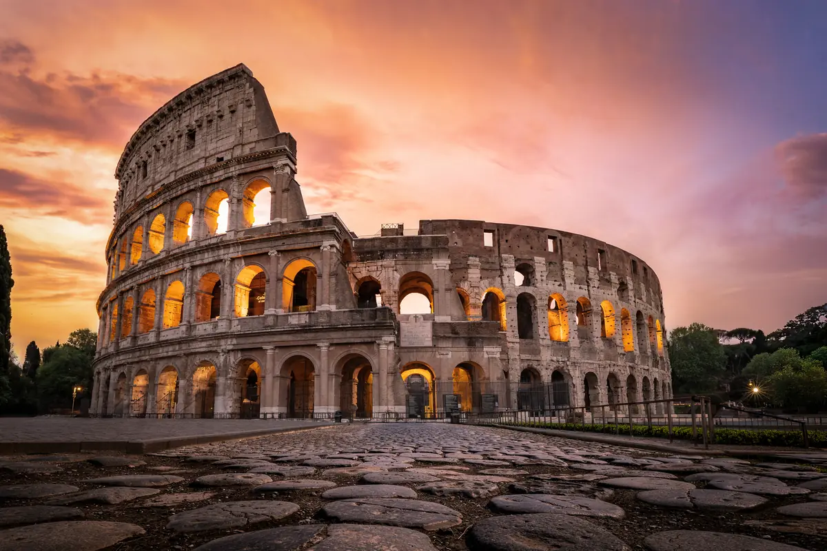 El Coliseo de Roma al amanecer