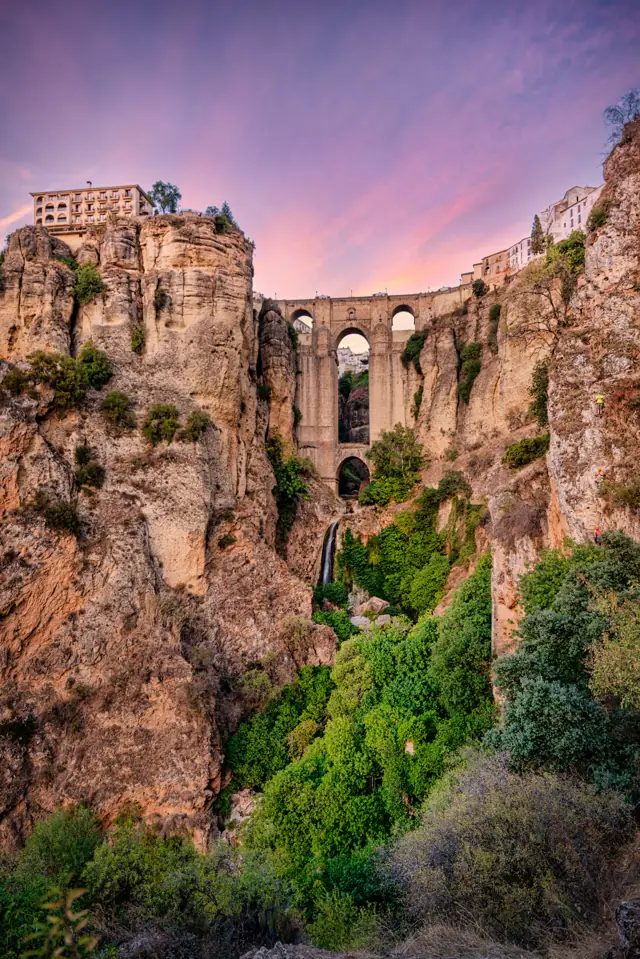 El Puente Nuevo sobre el tajo de Ronda, en Andalucía