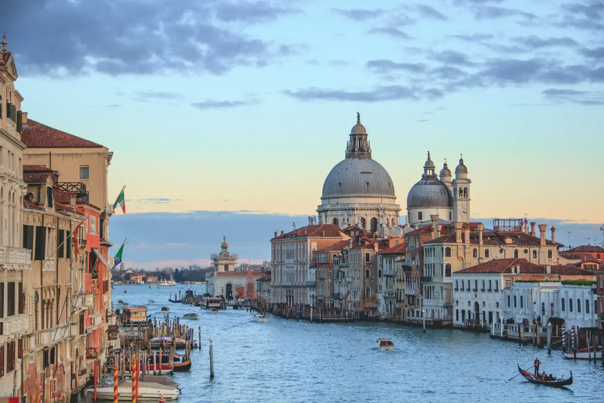 El Gran Canal y Santa Maria della Salute en Venecia al atardecer